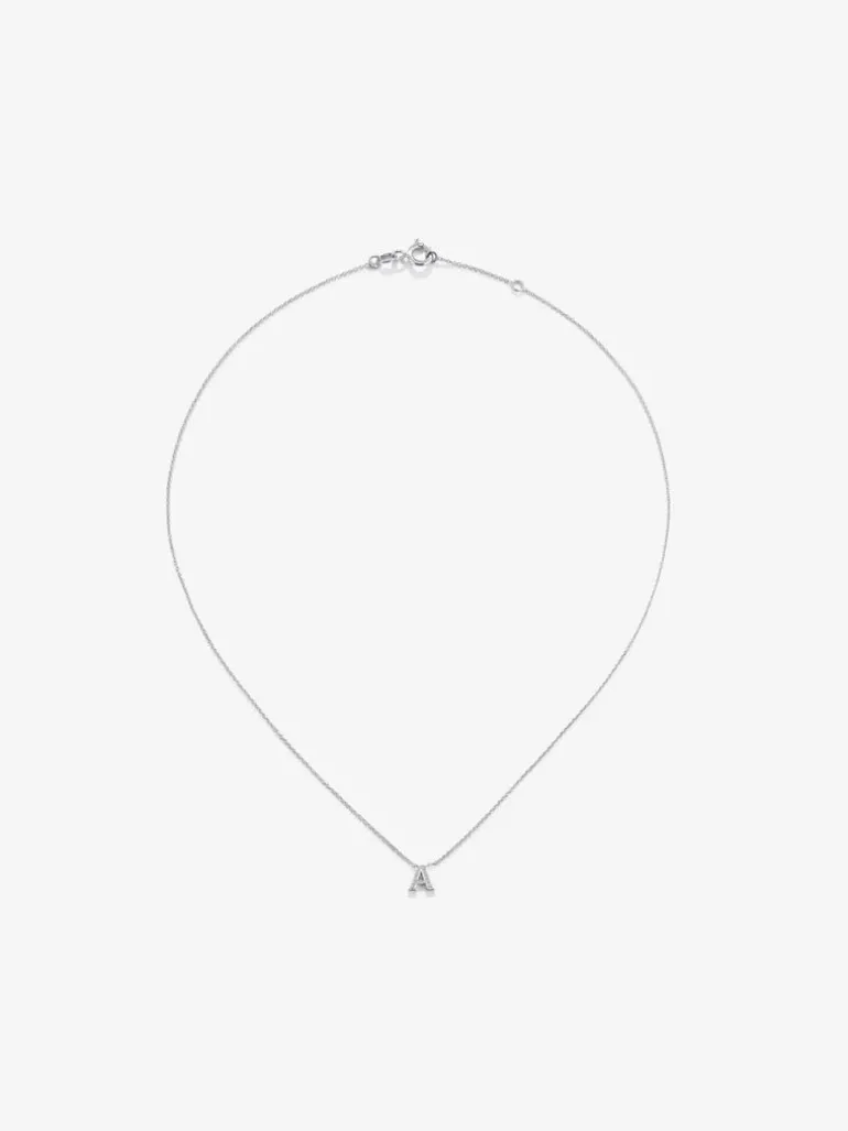 Colgante cadena con inicial pequeña de oro blanco de 18K y diamantes