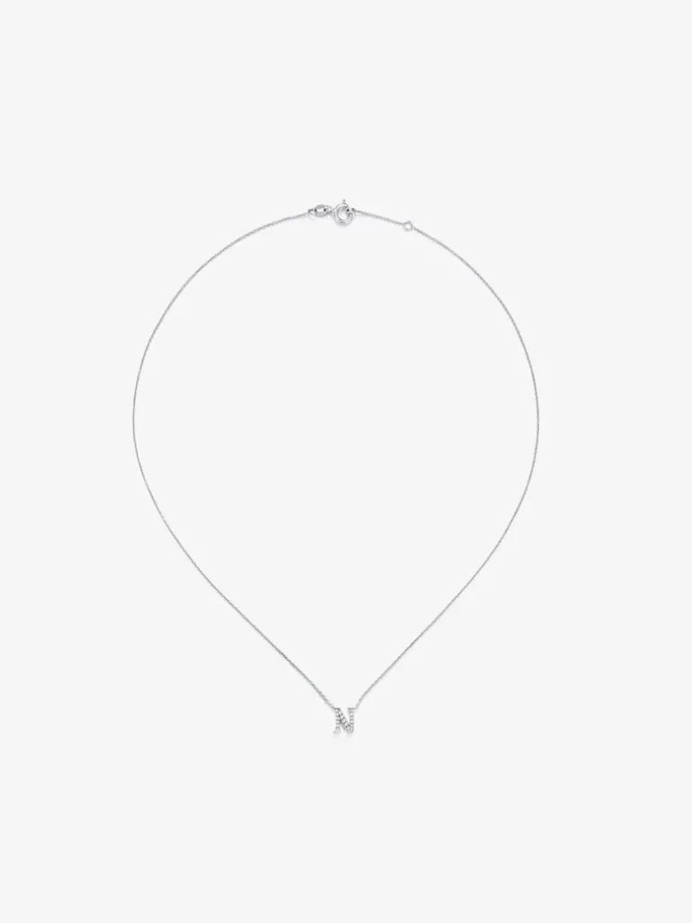 Colgante cadena con inicial pequeña de oro blanco de 18K y diamantes
