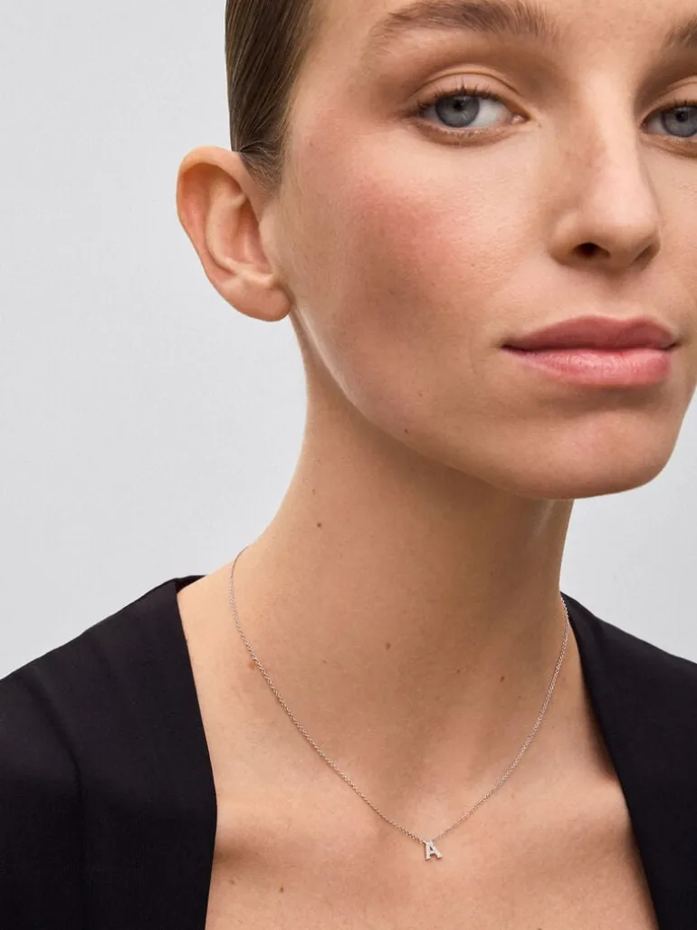 Colgante cadena con inicial pequeña de oro blanco de 18K y diamantes