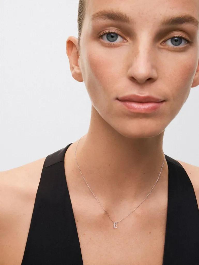 Colgante cadena con inicial pequeña de oro blanco de 18K y diamantes