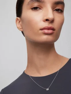 Colgante cadena con inicial peque&ntilde;a de oro blanco de 18K y diamantes