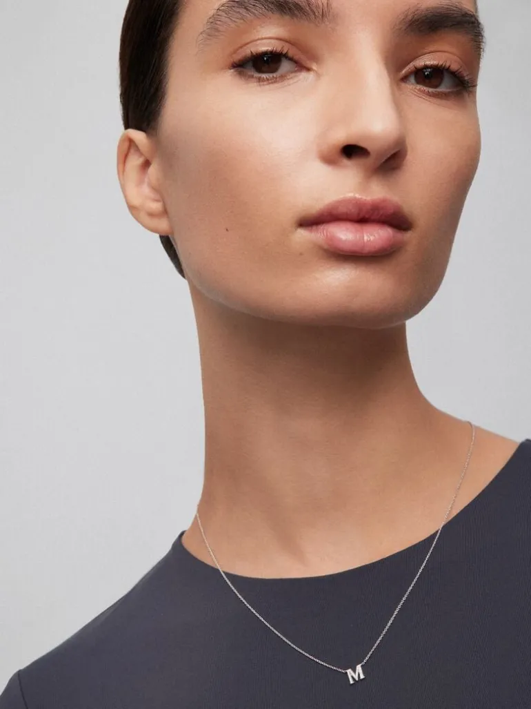 Colgante cadena con inicial pequeña de oro blanco de 18K y diamantes