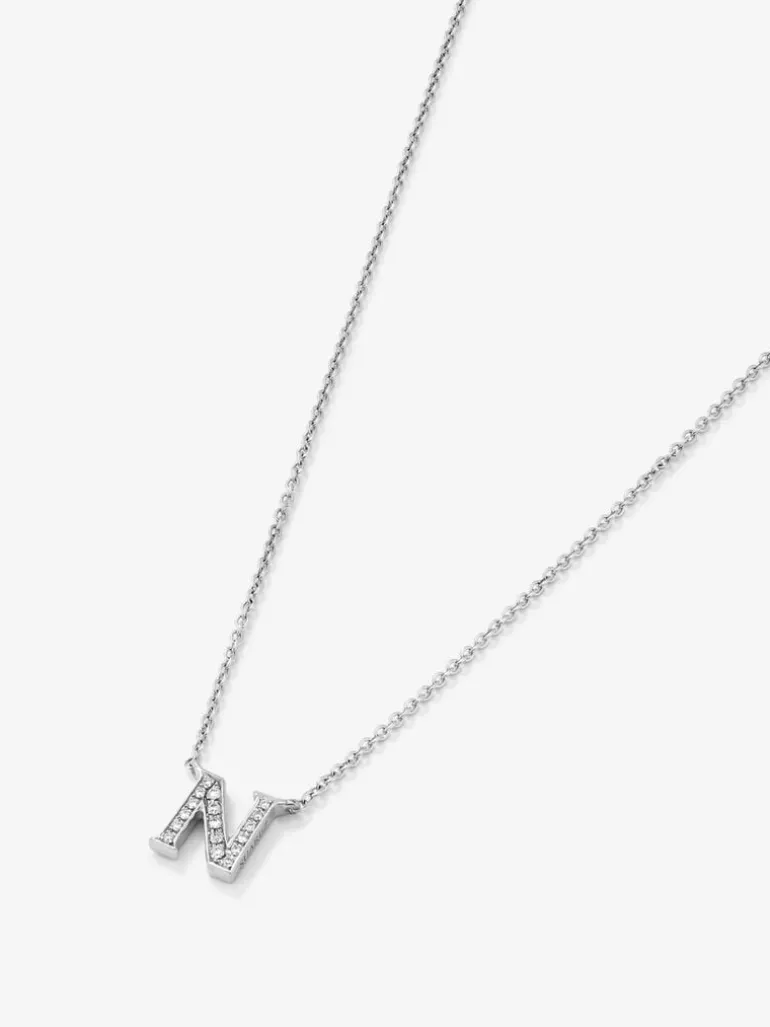 Colgante cadena con inicial pequeña de oro blanco de 18K y diamantes
