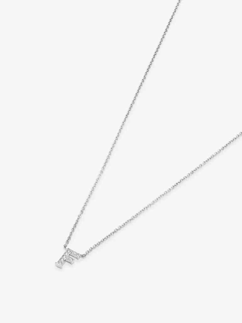 Colgante cadena con inicial pequeña de oro blanco de 18K y diamantes