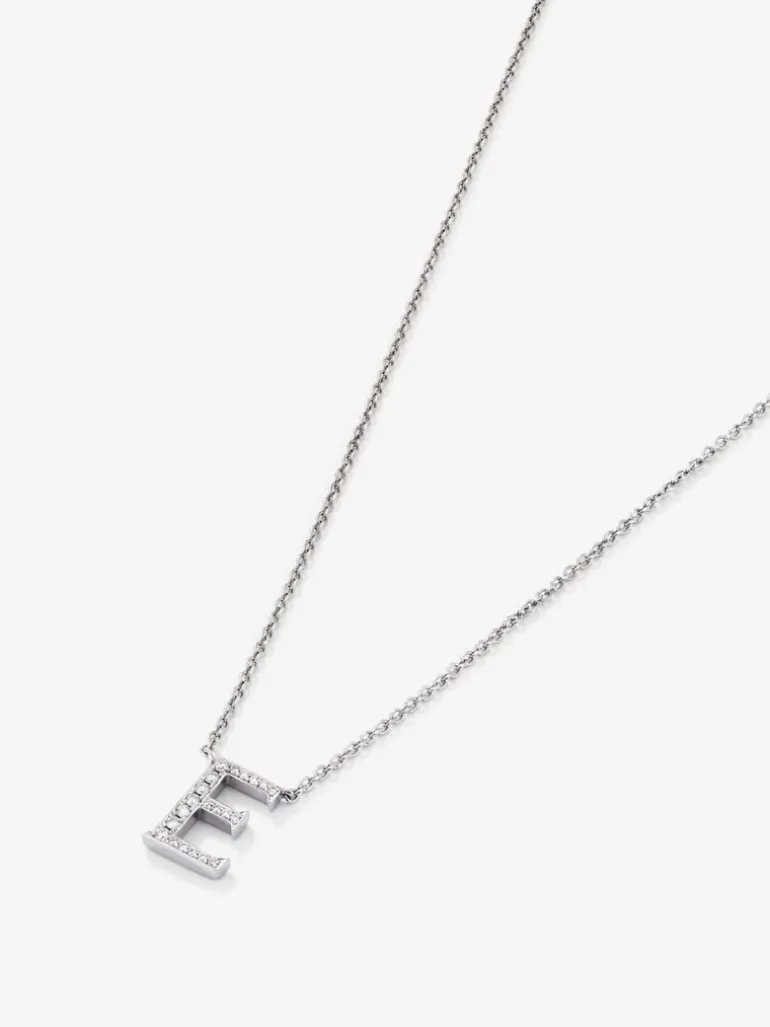 Colgante cadena con inicial de oro blanco de 18K y diamantes