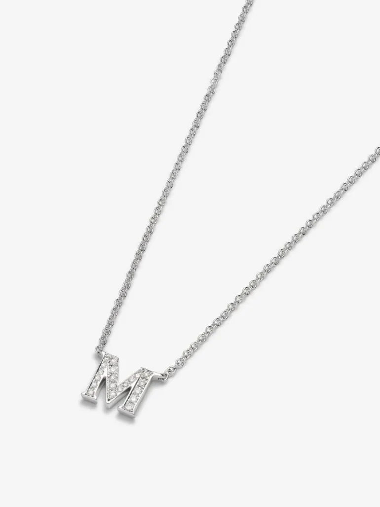 Colgante cadena con inicial pequeña de oro blanco de 18K y diamantes