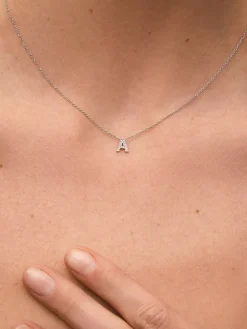 Colgante cadena con inicial pequeña de oro blanco de 18K y diamantes