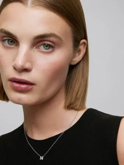 Colgante cadena con inicial pequeña de oro blanco de 18K y diamantes