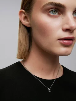 Colgante cadena con inicial de oro blanco de 18K y diamantes