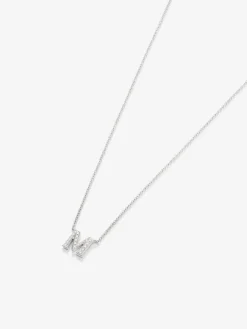Colgante cadena con inicial pequeña de oro blanco de 18K y diamantes