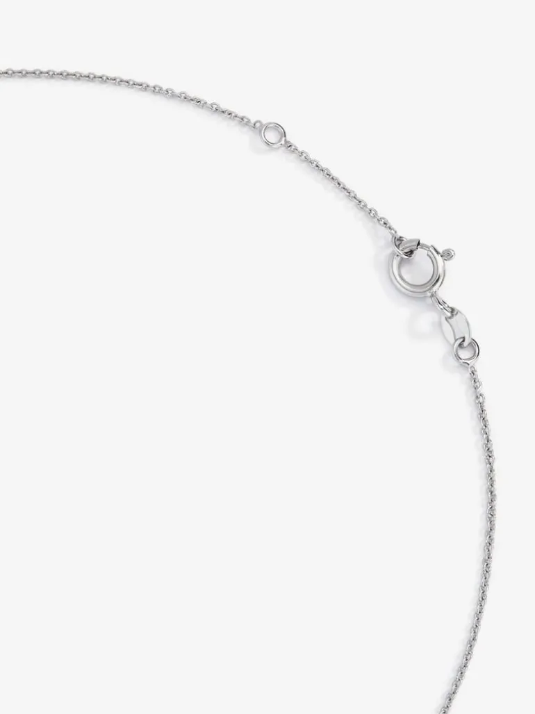 Colgante cadena con inicial pequeña de oro blanco de 18K y diamantes