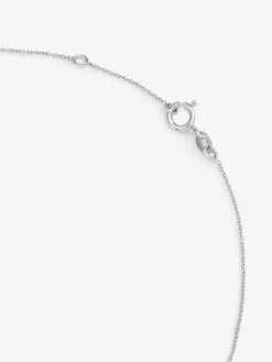 Colgante cadena con inicial pequeña de oro blanco de 18K y diamantes