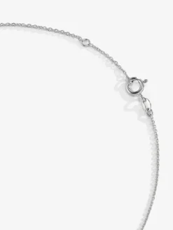 Colgante cadena con inicial pequeña de oro blanco de 18K y diamantes