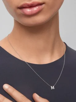 Colgante cadena con inicial pequeña de oro blanco de 18K y diamantes