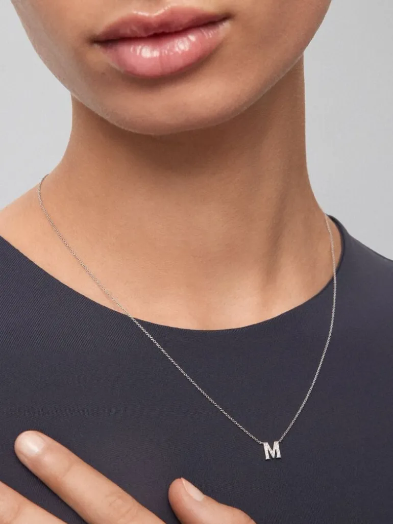 Colgante cadena con inicial pequeña de oro blanco de 18K y diamantes