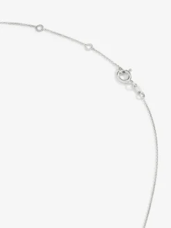 Colgante cadena con inicial pequeña de oro blanco de 18K y diamantes