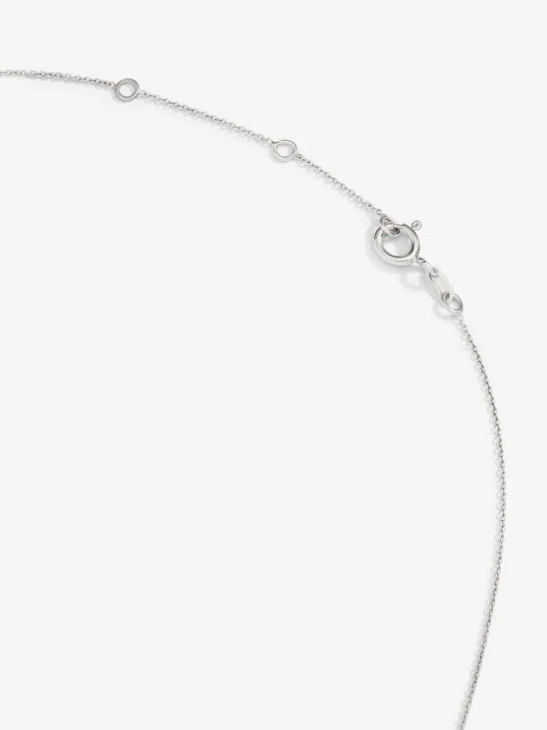 Colgante cadena con inicial pequeña de oro blanco de 18K y diamantes
