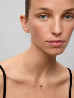 Colgante cadena cruz de oro rosa de 18K con zafiro y diamante