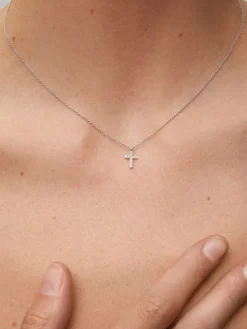 Colgante cadena cruz de oro blanco de 18K con diamantes