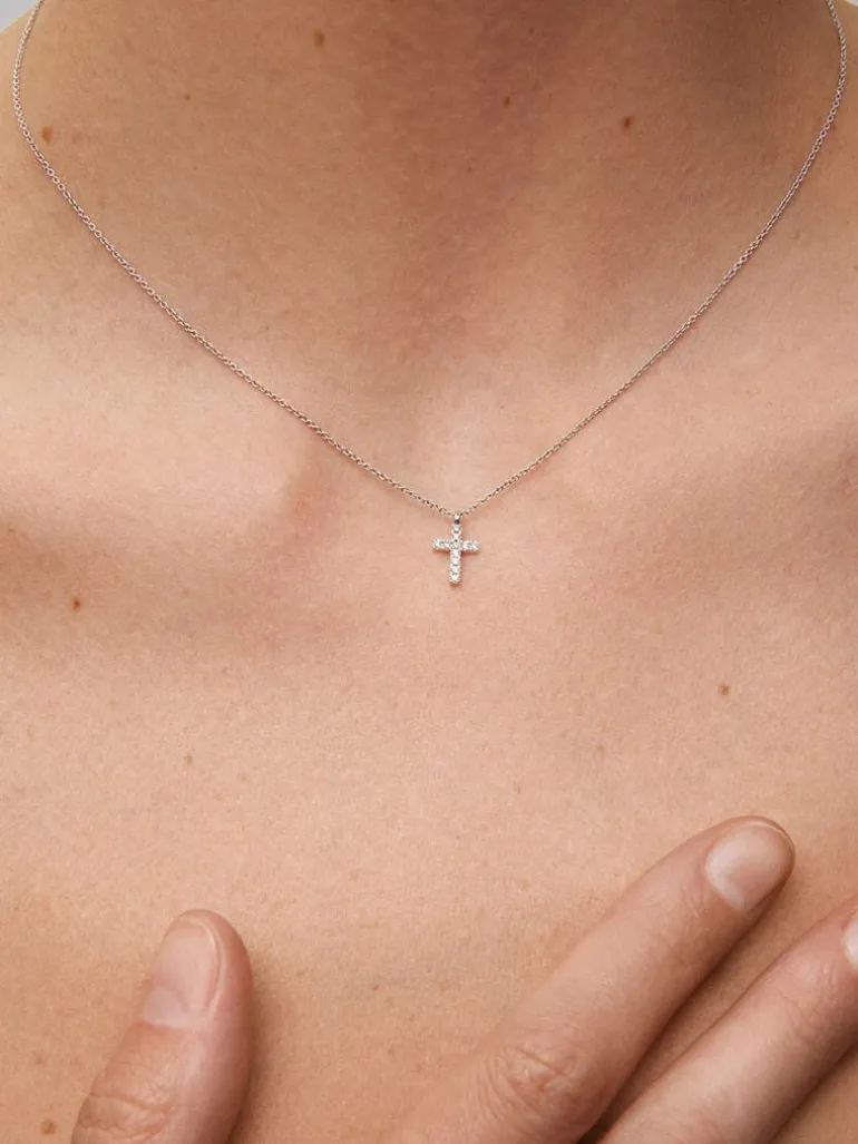 Colgante cadena cruz de oro blanco de 18K con diamantes