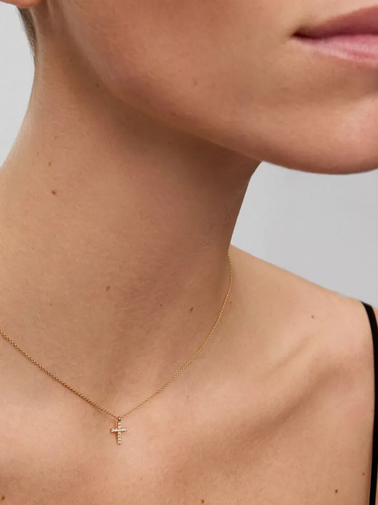 Colgante cadena cruz en oro amarillo de 18K con diamantes