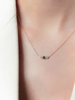 Colgante cadena de oro amarillo de 18K con esmeralda y diamantes