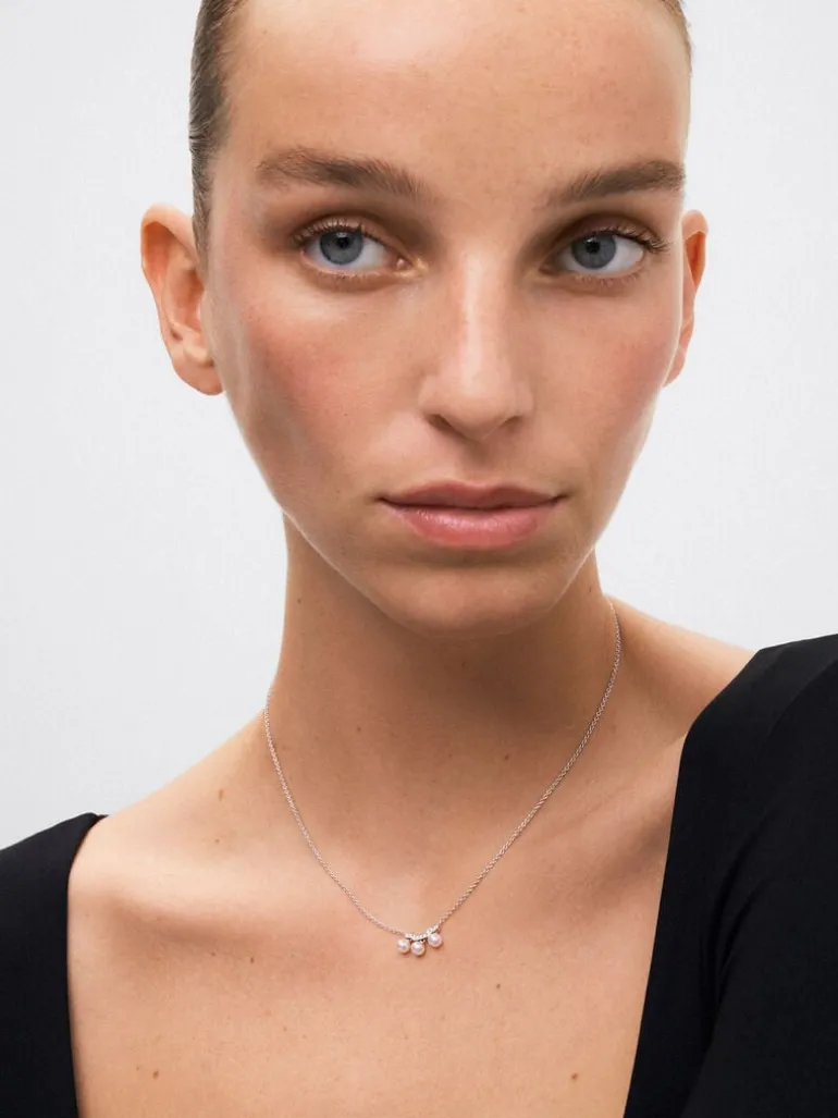 Colgante cadena de oro blanco de 18k con tres perlas Akoya y diamantes
