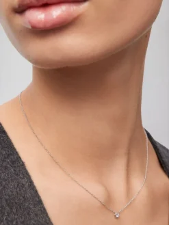 Colgante cadena de oro blanco de 18K con diamante solitario