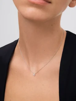 Colgante cadena de oro blanco de 18K con diamante solitario y orla de diamantes