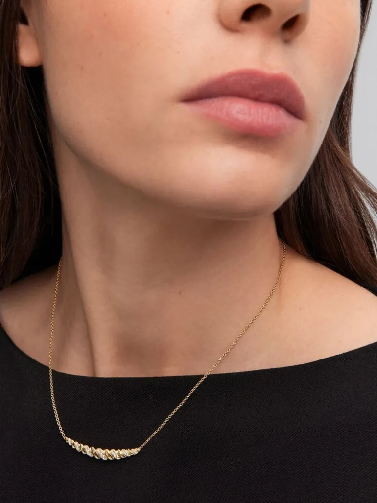 Colgante de oro amarillo de 18K con 24 diamantes en talla brillante con un total de 0,2 cts