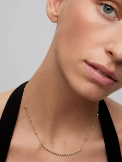 Colgante de oro amarillo de 18K con 18 diamantes en talla brillante con un total de 0,25 cts