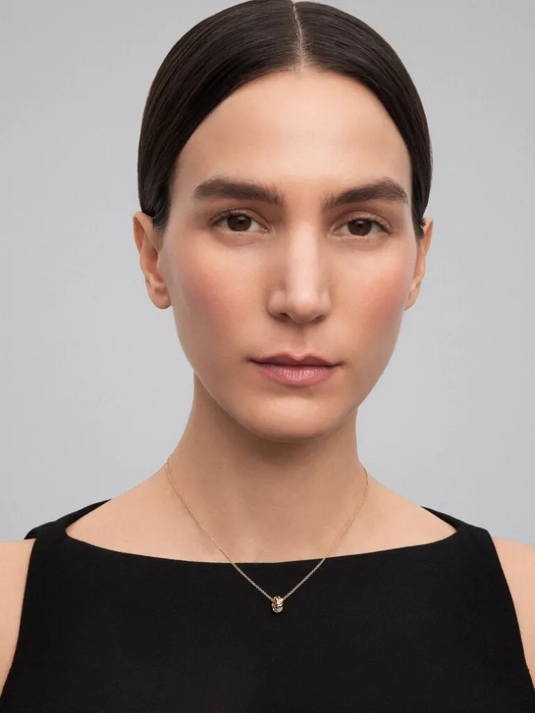 Colgante de oro amarillo de 18K con diamantes blancos en talla brillante de 0,18 cts