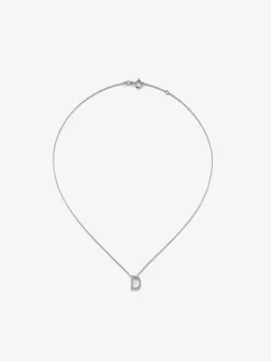 Colgante de oro blanco de 18K con diamantes en talla brillante de 0,09 cts y letra D