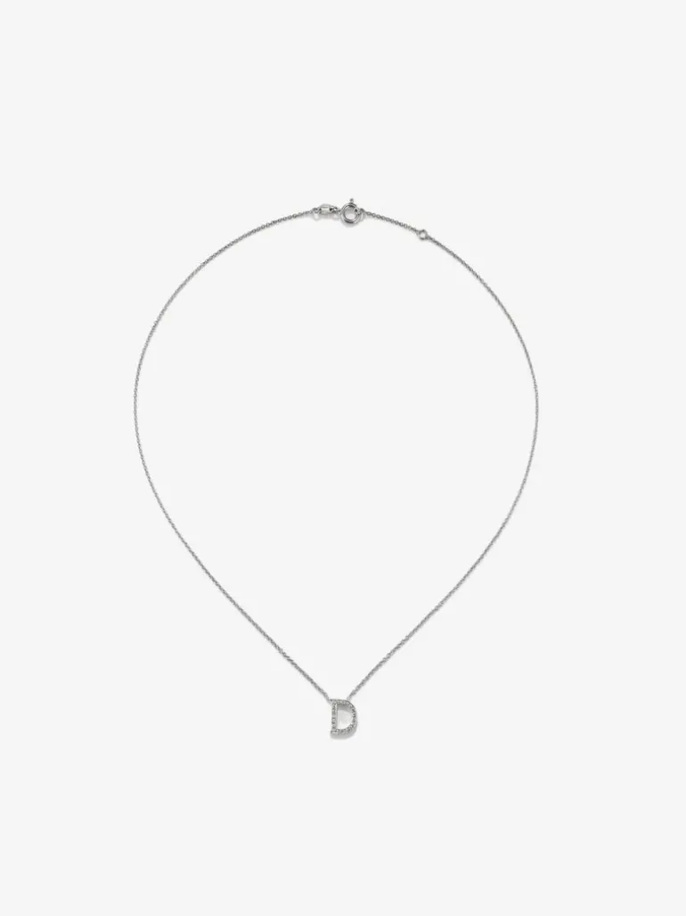 Colgante de oro blanco de 18K con diamantes en talla brillante de 0,09 cts y letra D