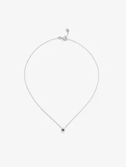 Colgante de oro blanco de 18K con un zafiro azul en talla brillante de 0,12 cts y 4 diamantes en talla brillante con un total de 0,08 cts