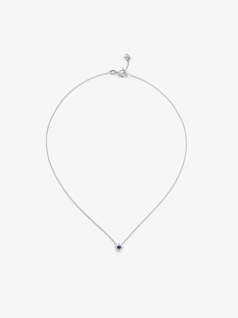 Colgante de oro blanco de 18K con un zafiro azul en talla brillante de 0,12 cts y 4 diamantes en talla brillante con un total de 0,08 cts