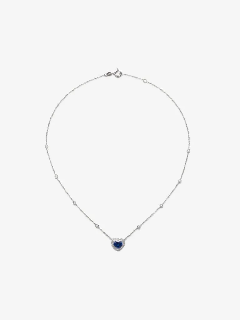 Colgante de oro blanco de 18K con zafiro azul royal en talla corazón de 1,51 cts y 59 diamantes en talla brillante con un total de 0,3 cts