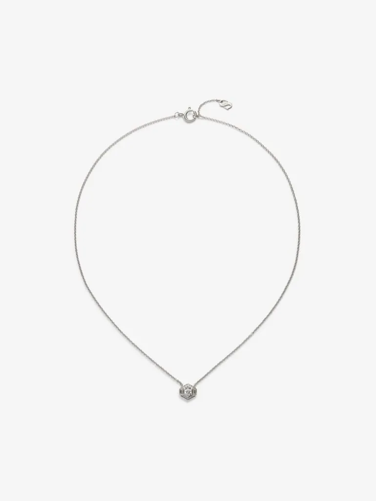 Colgante de oro blanco de 18K con diamante central en talla brillante de 0,2 cts y orla de 2 diamantes en talla baguette con un total de 0,05 cts y 10 diamantes en talla brillante con un total de 0,035 cts