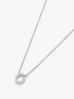 Colgante de oro blanco de 18K con letras y diamantes blancos en talla brillante