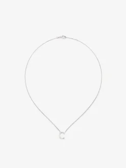 Colgante de oro blanco de 18K con letra C en pavé de 7 diamantes en talla brillante con un total de 0,05 cts