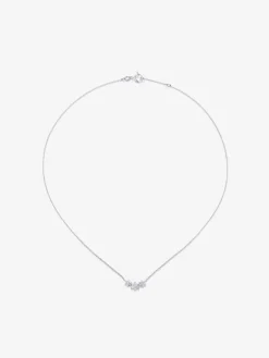 Colgante de oro blanco de 18K con diamantes en talla brillante de 0,29 cts y forma de estrellas