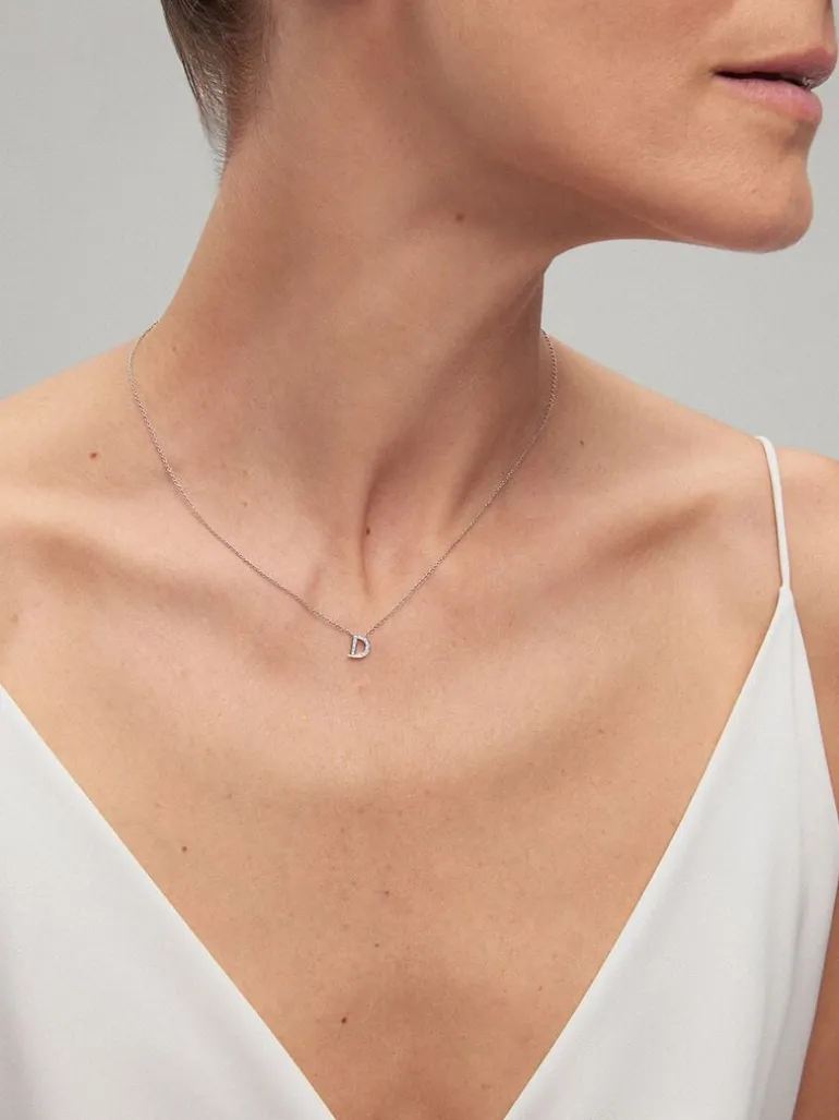 Colgante de oro blanco de 18K con diamantes en talla brillante de 0,09 cts y letra D