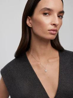 Colgante de oro blanco de 18K con morganita rosa en talla pera de 1,44 y 29 diamantes en talla brillante con un total de 0,19 cts