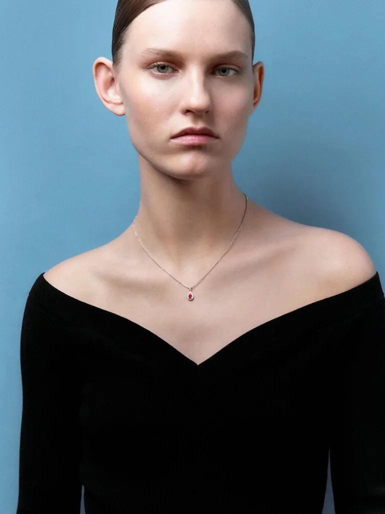 Colgante de oro blanco de 18K con rubí rojo intenso en talla pera de 0,88 cts y diamantes 0,48 cts