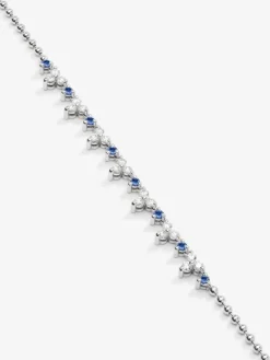 Colgante de oro blanco de 18K con 8 zafiros azules en talla brillante con un total de 1,35 cts y 21 diamantes en talla brillante con un total de 1,25 cts