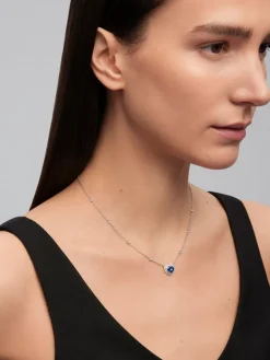 Colgante de oro blanco de 18K con zafiro azul royal en talla corazón de 1,51 cts y 59 diamantes en talla brillante con un total de 0,3 cts