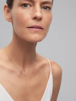 Colgante de oro blanco de 18K con letra D y 14 diamantes en talla brillante con un total de 0,041 cts