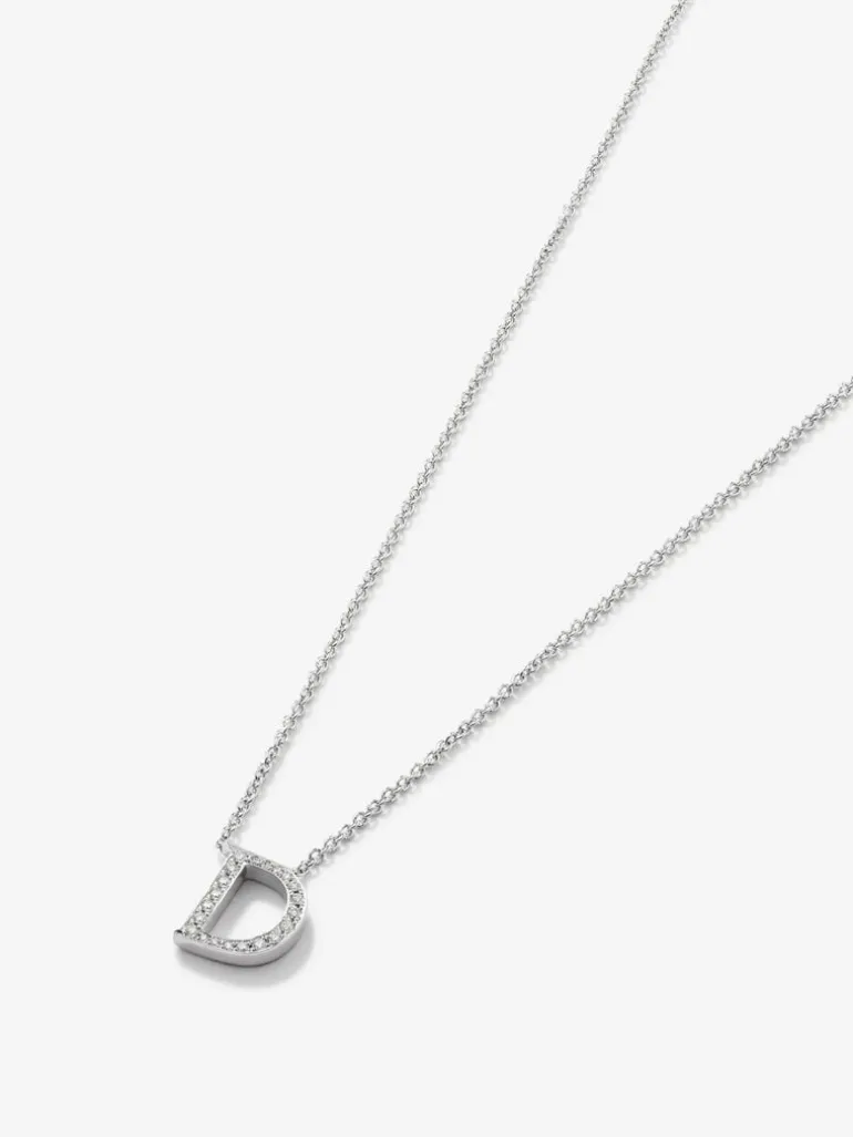 Colgante de oro blanco de 18K con diamantes en talla brillante de 0,09 cts y letra D