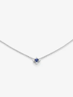 Colgante de oro blanco de 18K con un zafiro azul en talla brillante de 0,12 cts y 4 diamantes en talla brillante con un total de 0,08 cts