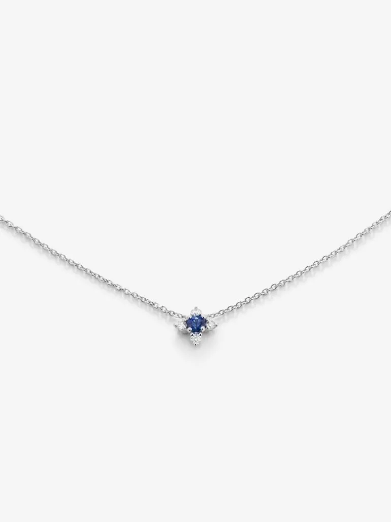 Colgante de oro blanco de 18K con un zafiro azul en talla brillante de 0,12 cts y 4 diamantes en talla brillante con un total de 0,08 cts
